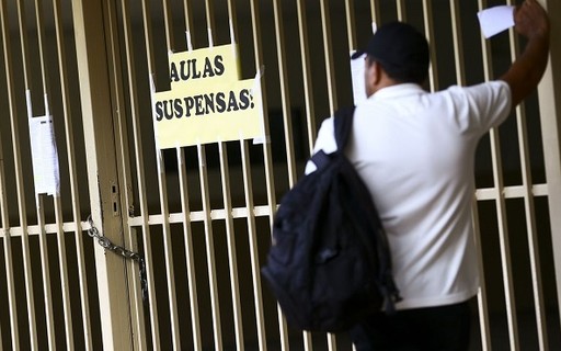 Para especialistas, volta ao trabalho sem escolas para crianças é 'preocupante'